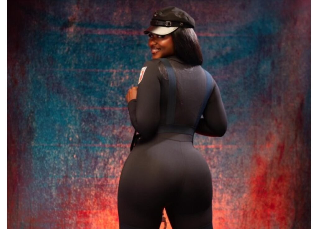 Mia Guissé arbore un look de policière pour son concert américain
