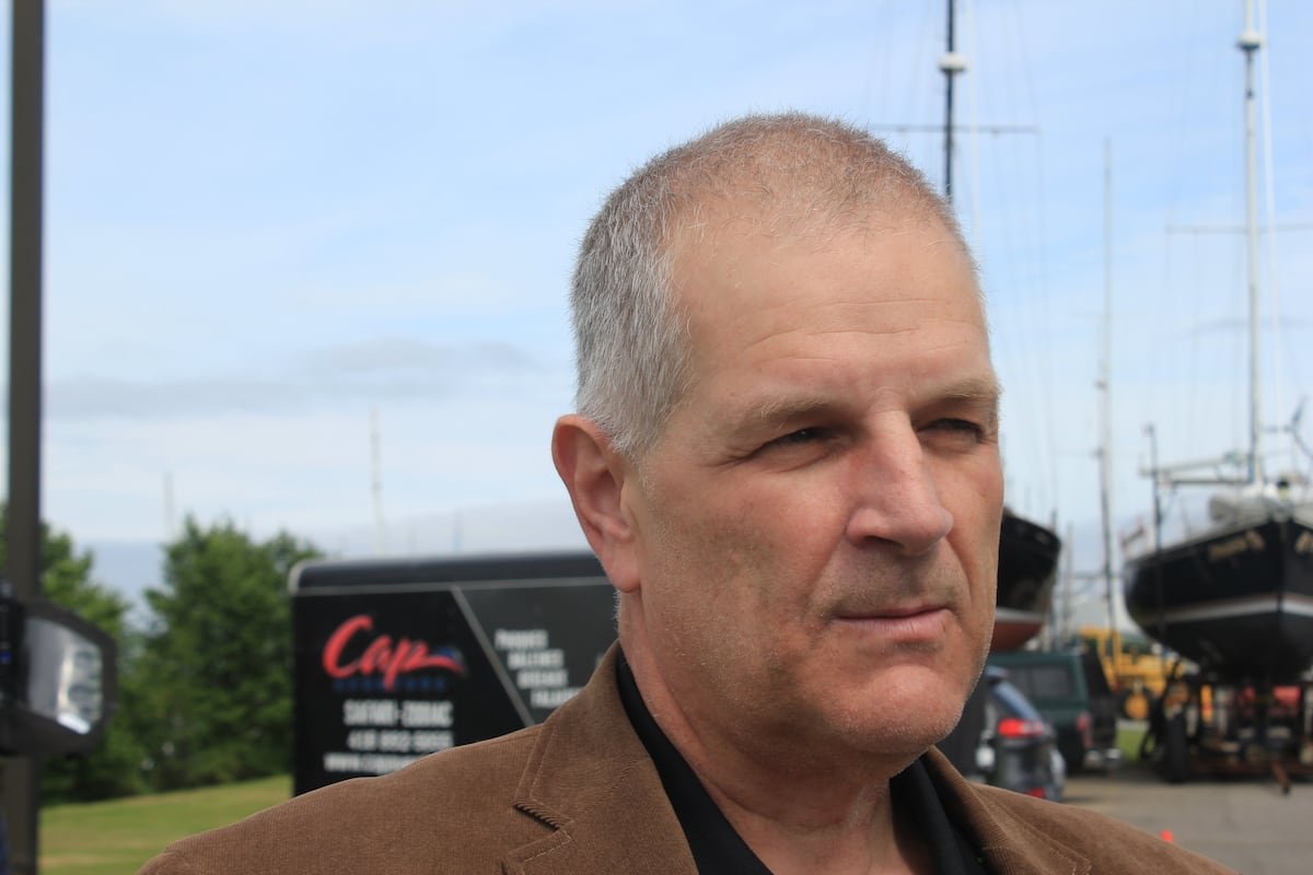 Éric Dubé est très préoccupé par l’allure des travaux de réfection du tronçon ferroviaire gaspésien.