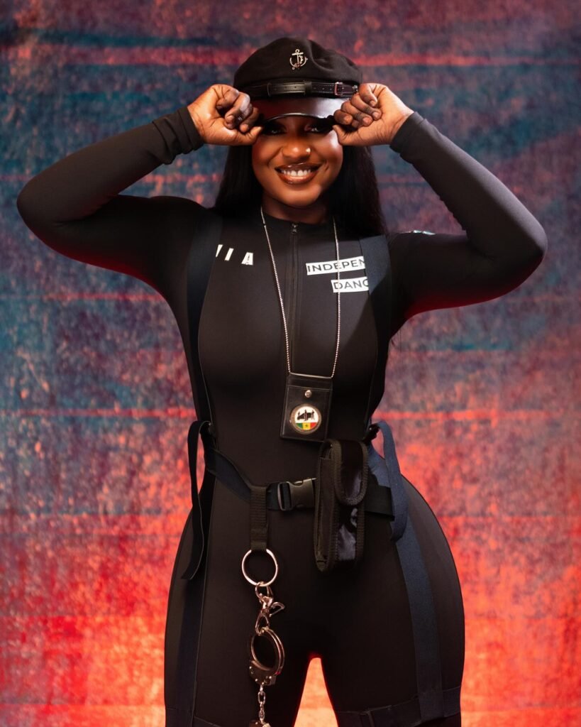 Mia Guissé arbore un look de policière pour son concert américain