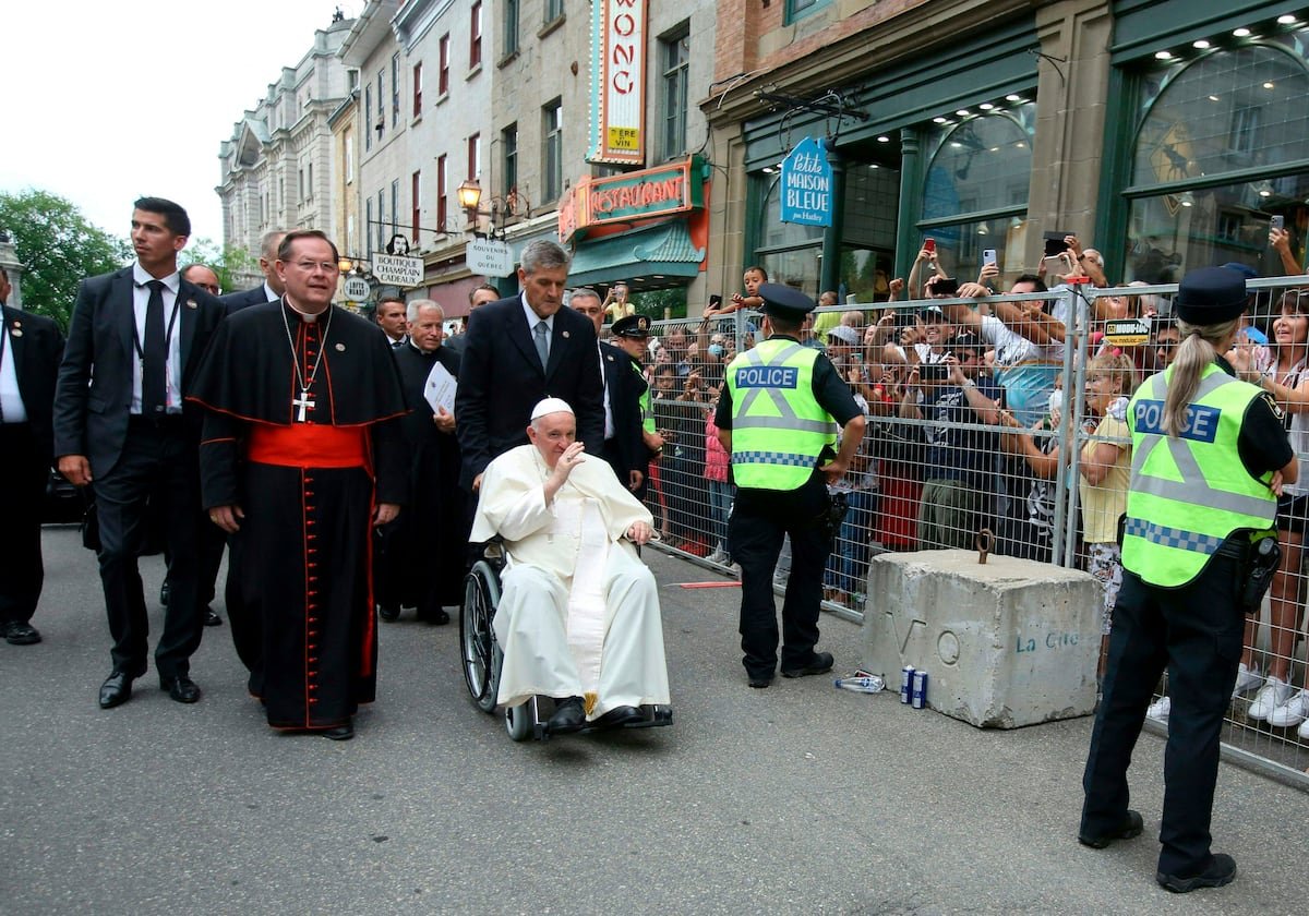 Le pape François salue la foule amassée devant la basilique-cathédrale Notre-Dame-de-Québec, lors de sa visite à Québec, en 2022.