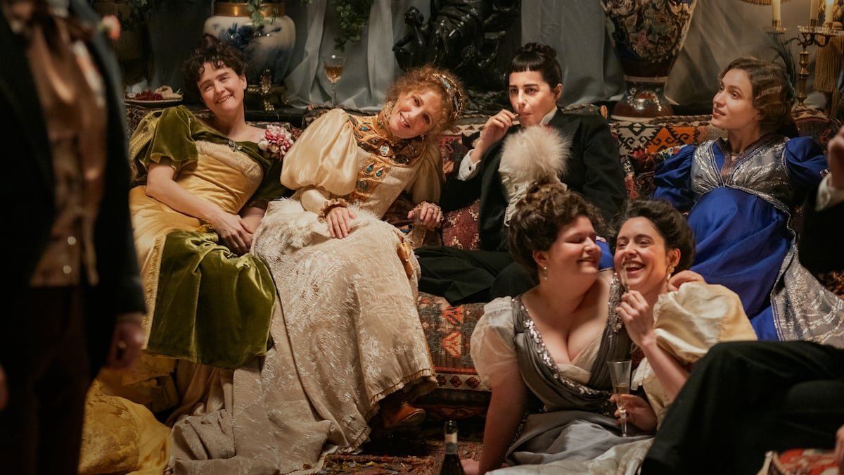 <i>La divine</i> est l'un des nombreux surnoms flatteurs donnés à la tragédienne Sarah Bernhardt, que campe Sandrine Kiberlain dans le film de Guillaume Nicloux.