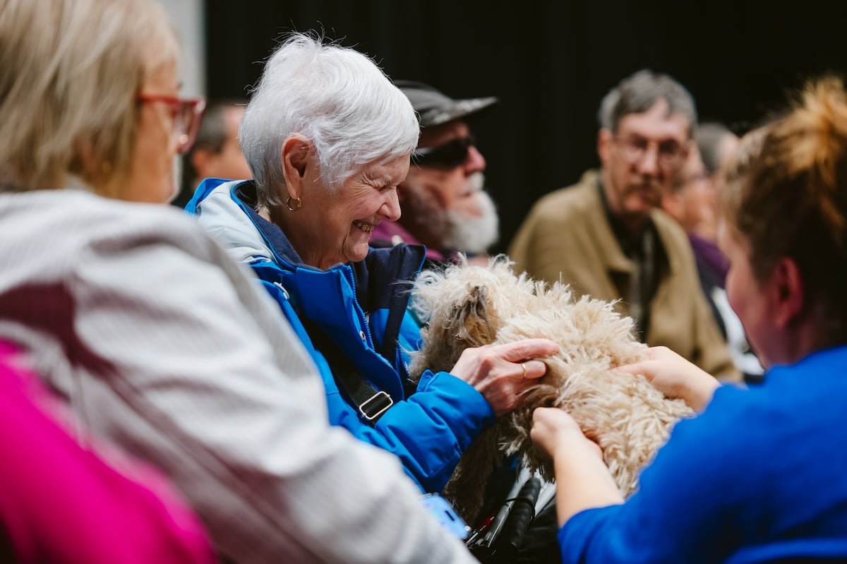 3) Médiation avec les membres de l’Association récré-active des handicapés visuels précédant la représentation de Paul à la maison offerte avec le service d’audiodescription. Présentation du personnage du chien Biscuit.