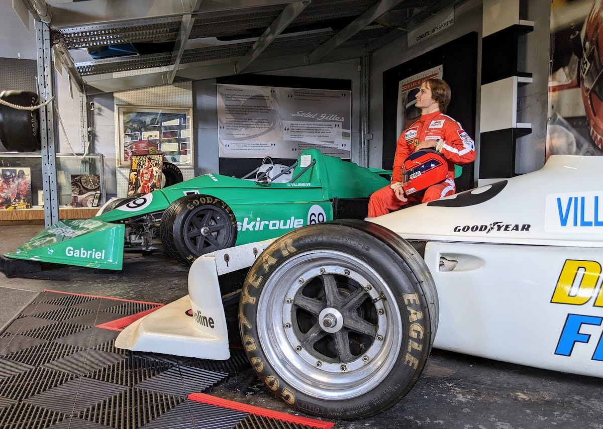 L'équipe du Musée Gilles-Villeneuve a dû réaménager l'espace.