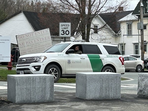 Les agents du US Border Patrol sont souvent présents aux abords de la bibliothèque Haskell de Stanstead, Québec, et de Derby Line, Vermont.