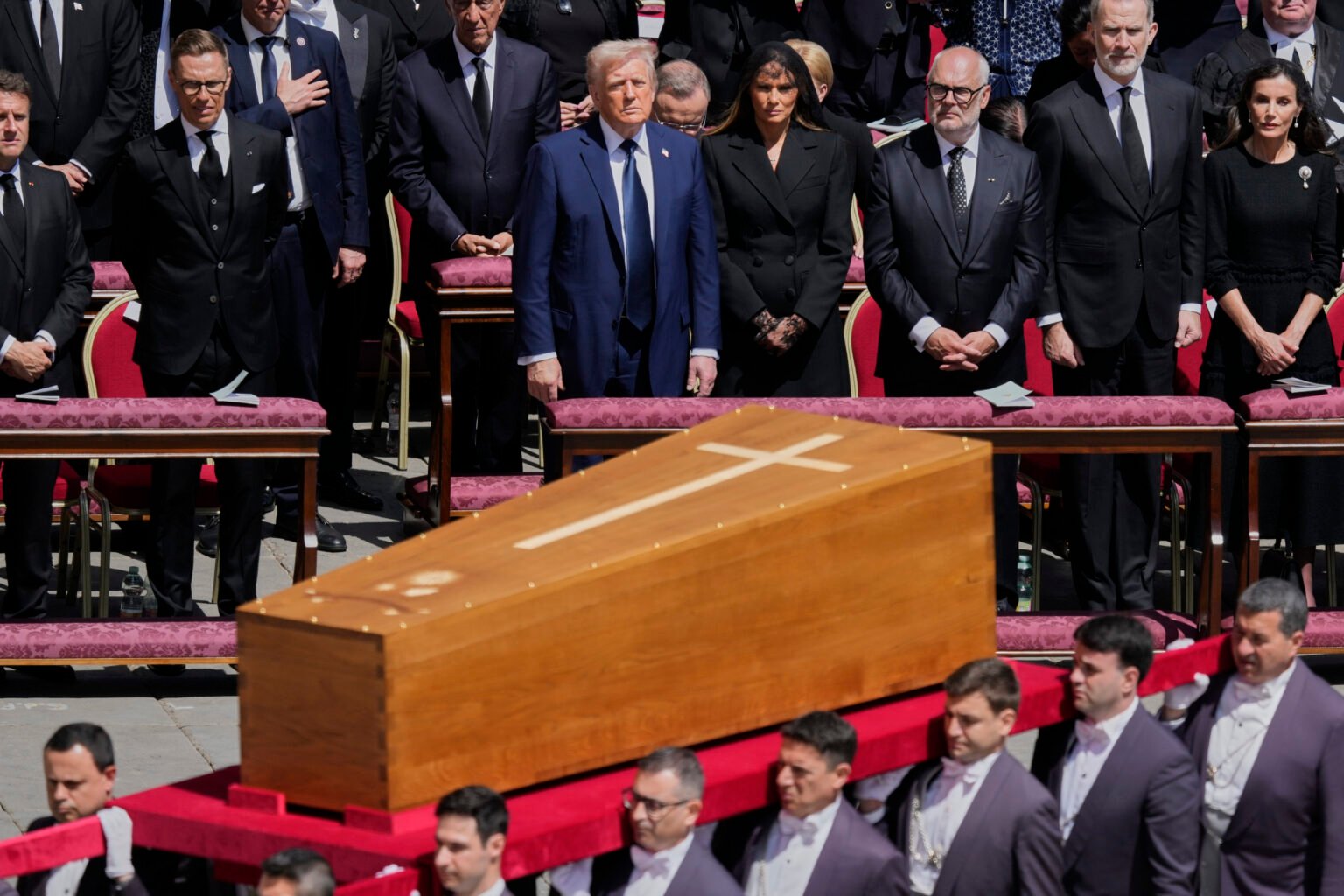 Trump suscite des critiques en raison de son image de pape