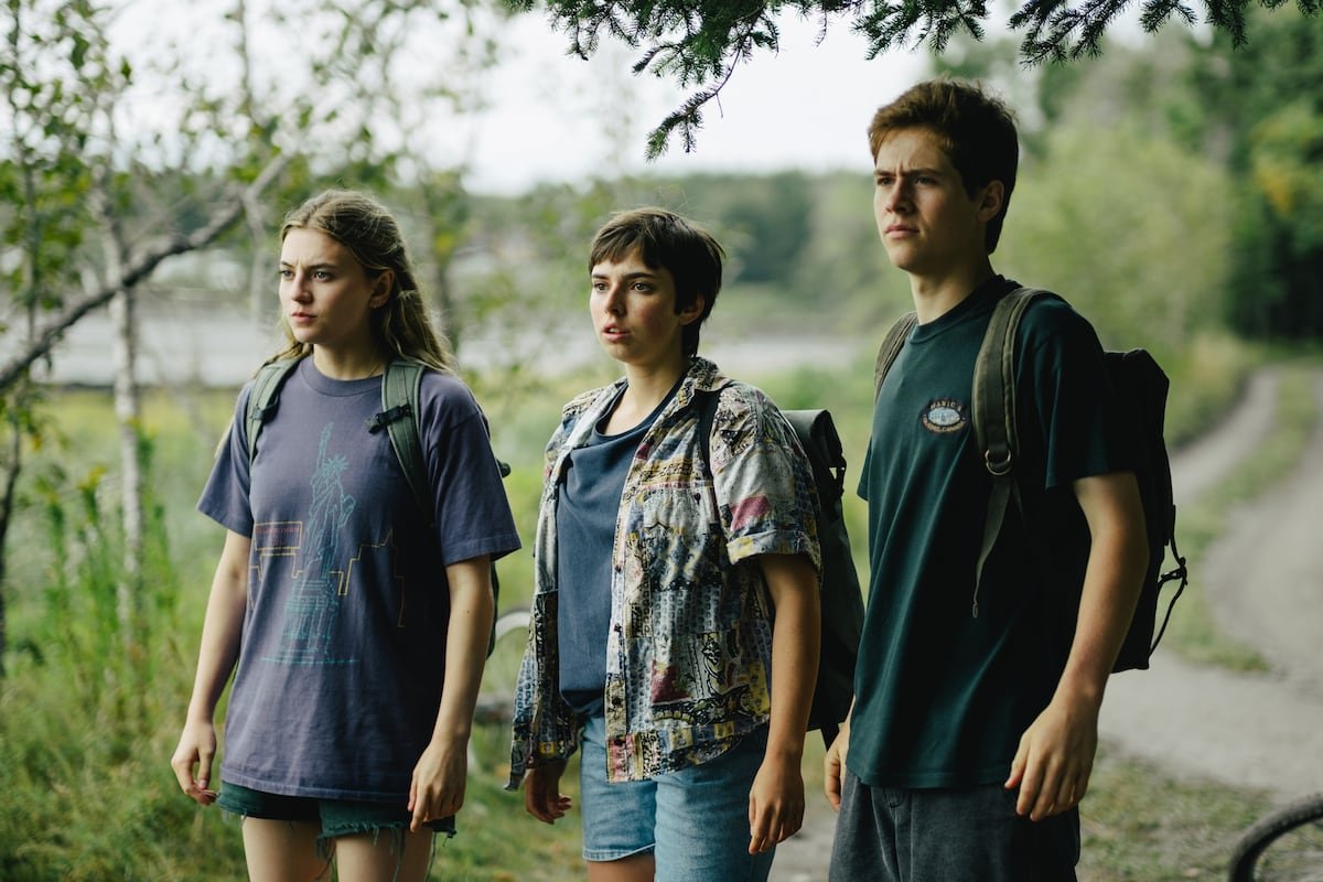 Dans sa quête de vérité autour de la mort mystérieuse de sa mère, Fanny (Milya Corbeil Gauvreau) va se lier d’amitié avec Léonie (Adélaïde Schoofs) et Henry (Léokim Beaumier-Lépine).