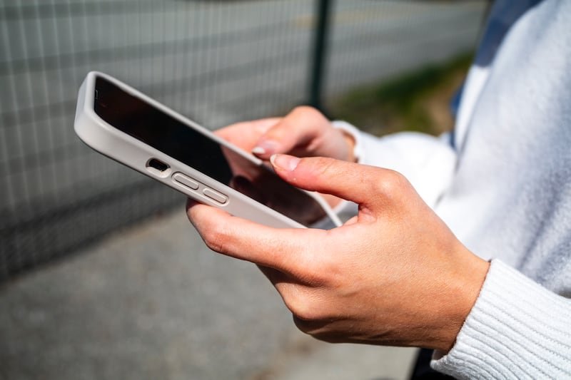 Des jeunes du secondaires réagissent à l'annonce du gouvernement concernant l'interdiction des cellulaires dans les écoles.