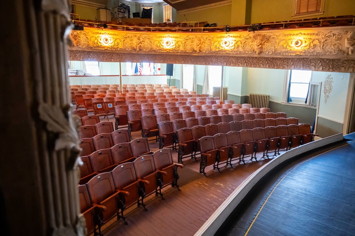 La salle de spectacle et de théâtre est aussi perçue comme une occasion de se réunir en famille.