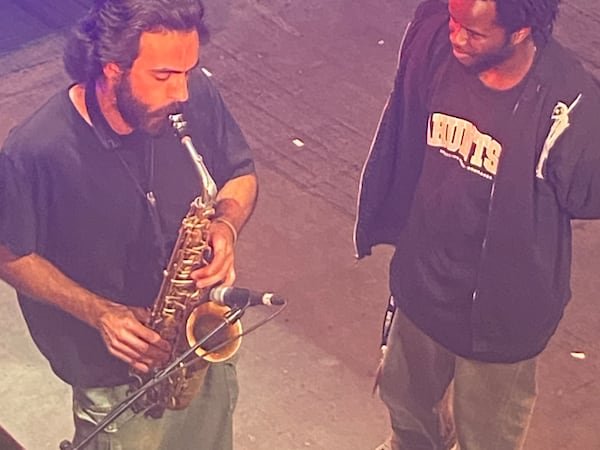 Déric Muhoza Eloundou et son saxophoniste, qui a brillé à plusieurs reprises durant sa performance.