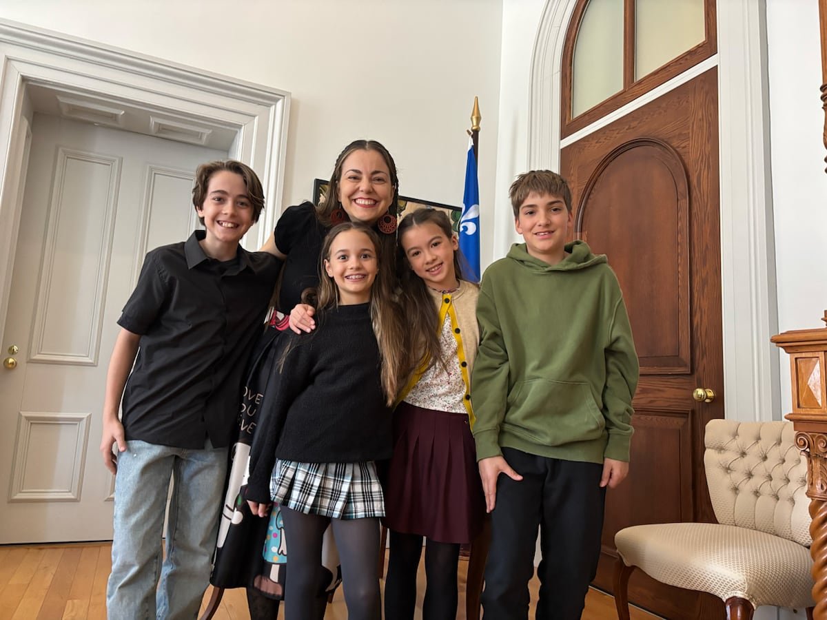 Marie-Ève entourée de ses enfants, Antoine et Éloïse, et de leurs amis, Félicia et Kaléo.