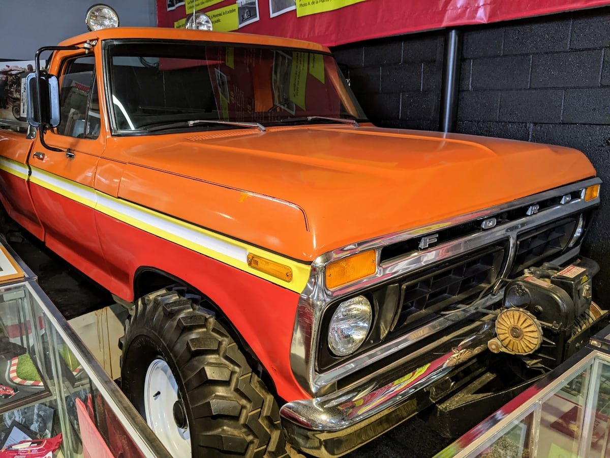 Le fameux «pick-up orange» de Gilles Villeneuve, avec lequel il aimait lâcher son fou dans Berthier. 
