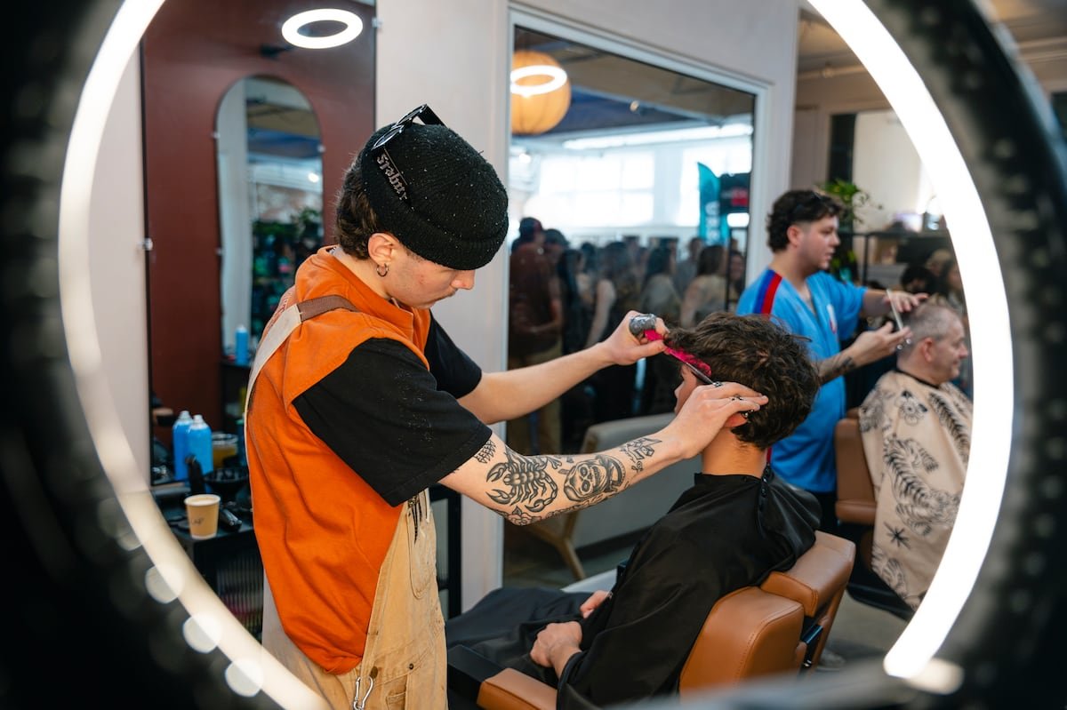 Pour se distinguer, les organisateurs du BrewHouse ont invité des barbiers et des tatoueurs à leur événement, qui ont été très occupés.