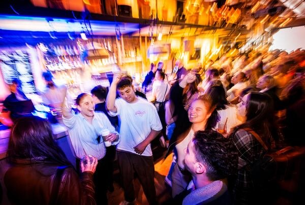 Au Club Café du Café Smith, les participants souhaitent surtout danser, sans forcément boire d'alcool et se coucher tard.