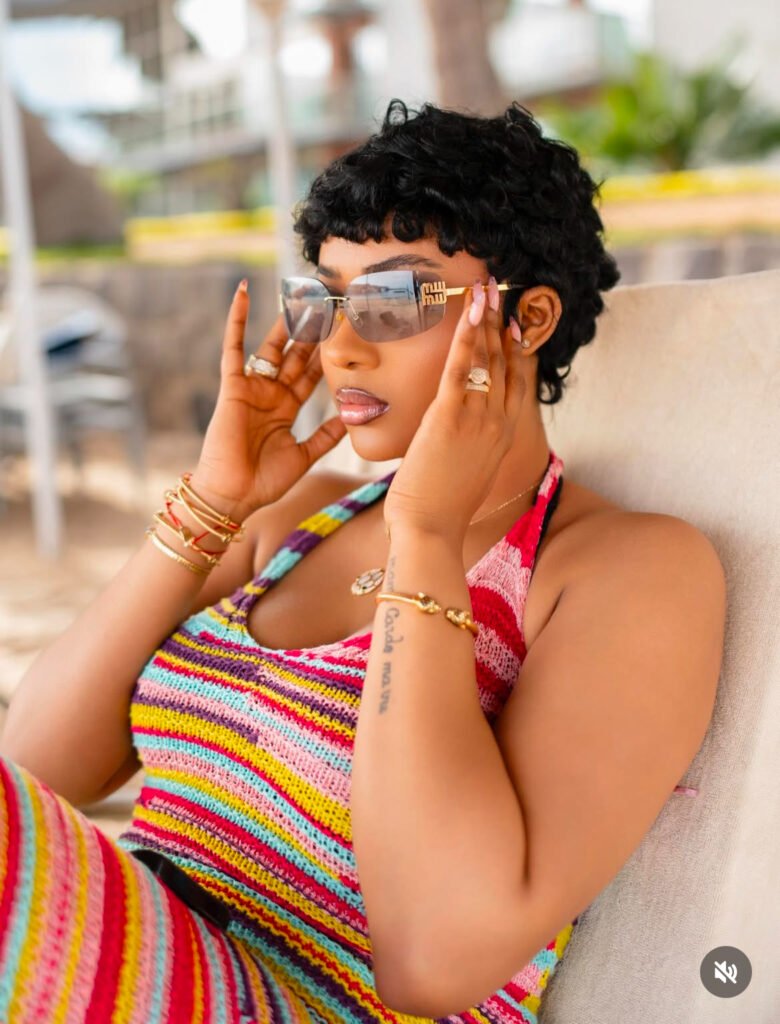 Racky Aidara : Éclatante en robe d’été à la plage.