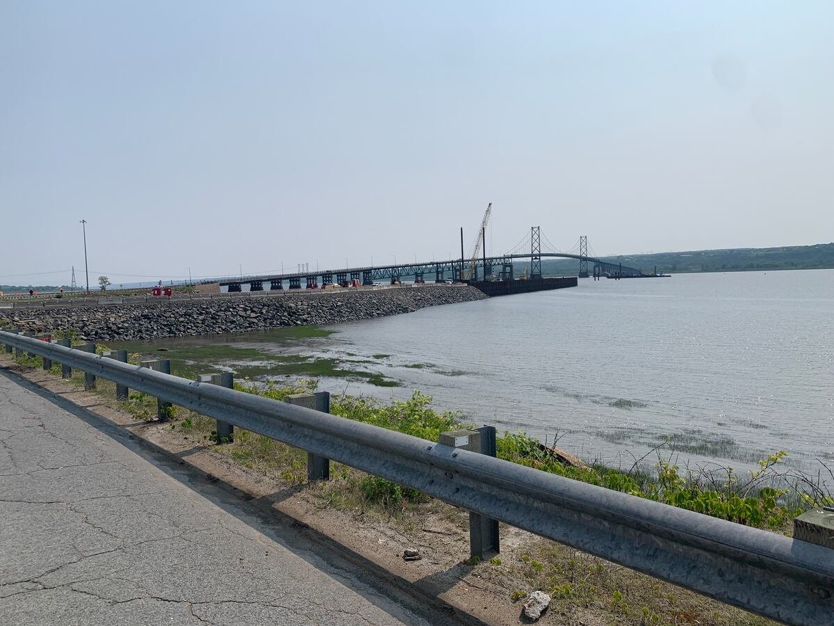 Une jetée temporaire a été aménagée sur la rive nord pour permettre les travaux sous l'eau.