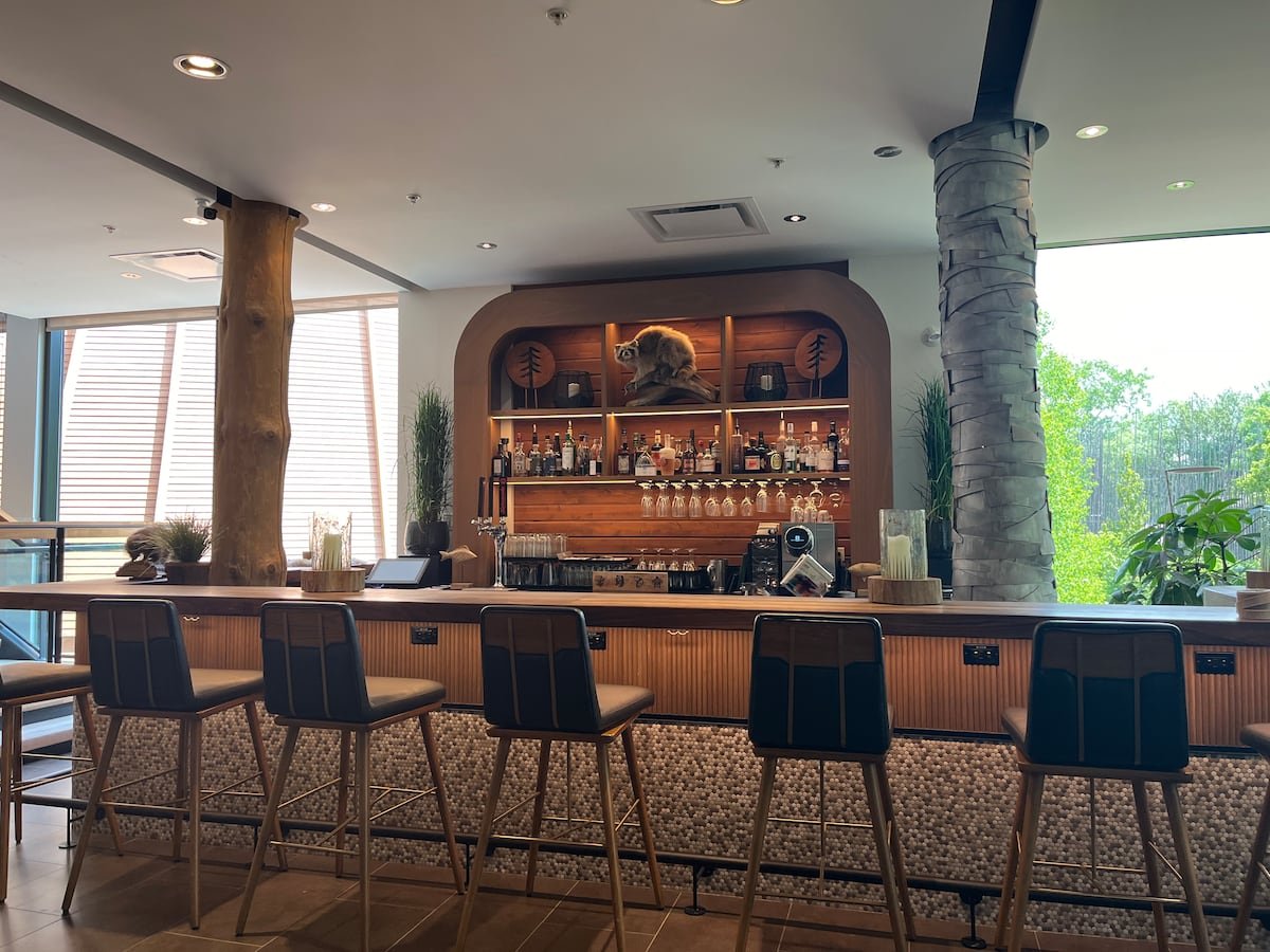 Un bar a été aménagé à la réception de l’Hôtel-Musée Premières Nations en 2023.