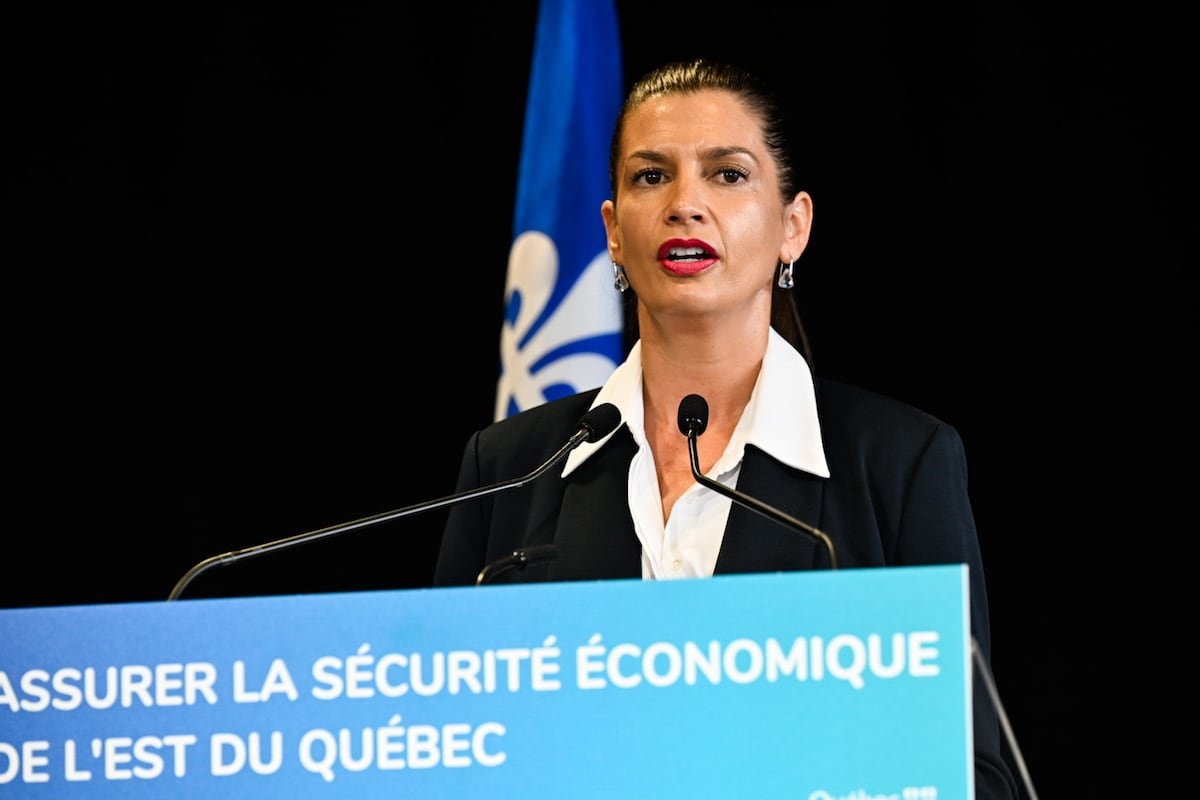 La ministre Geneviève Guilbault présente le corridor retenu pour le troisième lien à la salle du Quai du Cap-Blanc.