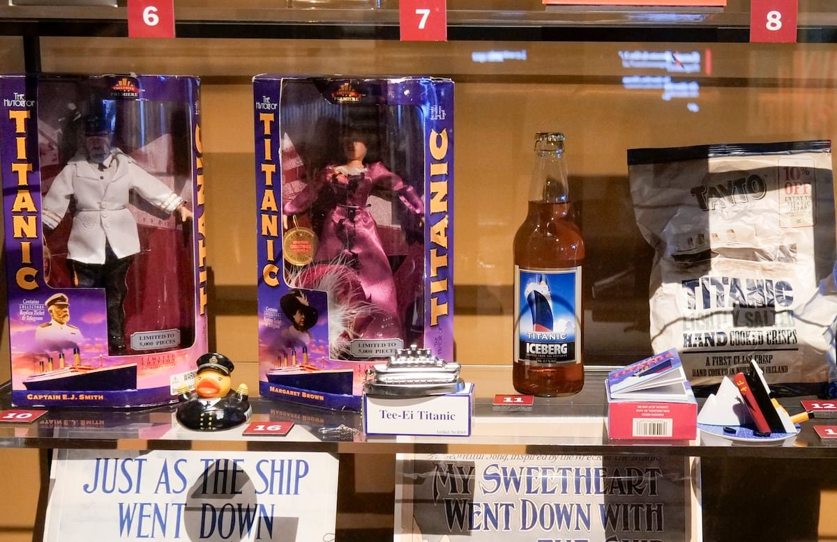 Plusieurs produits dérivés de l'histoire du <i>Titanic</i> sont présentés au Musée de la civilisation.