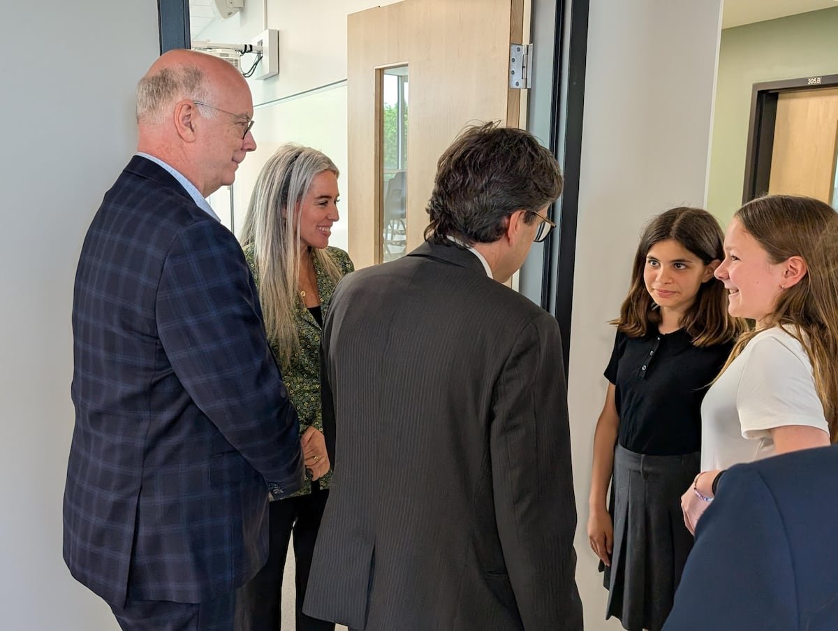 Les politiciens présents sur place ont eu droit à une visite guidée des lieux par les élèves de l'École Saint-Yves.