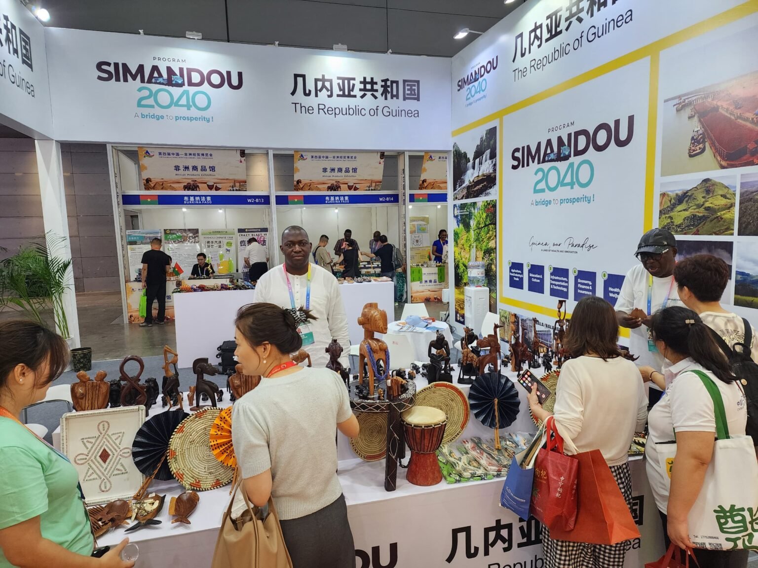 Exposition de Changsha : Fatou Cissé et Aboubacar Ouattara vendent le savoir-faire africain.