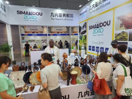 Exposition de Changsha : Fatou Cissé et Aboubacar Ouattara vendent le savoir-faire africain.