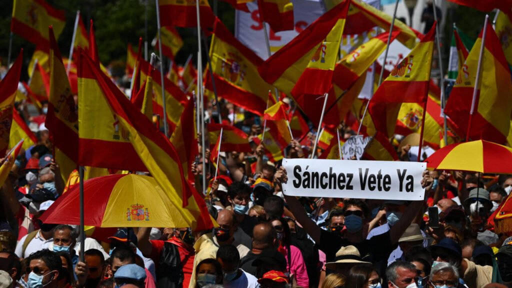 Espagne: des milliers de personnes rassemblées à Madrid pour demander la démission de Pedro Sanchez