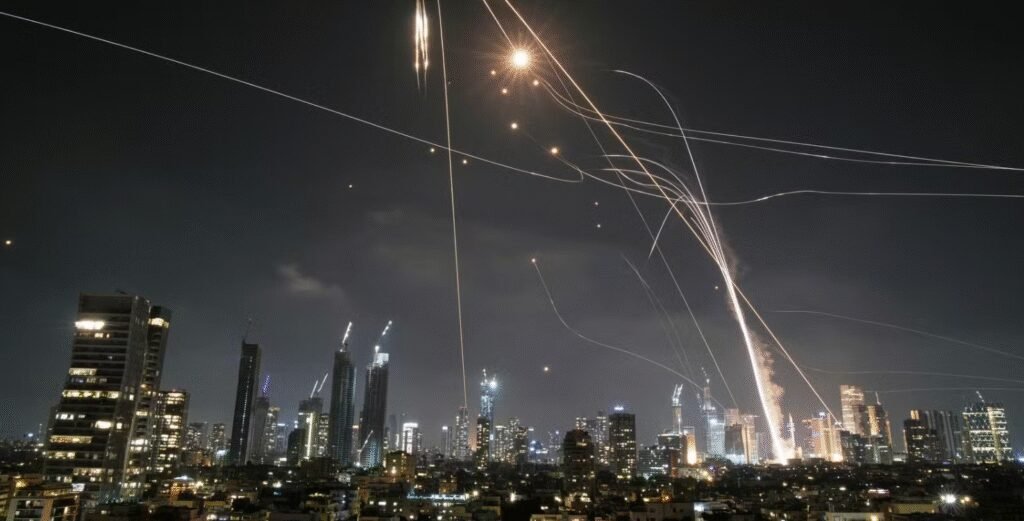 Dernière minute: « plusieurs régions » d’Israël visées par « des centaines de missiles iraniens »