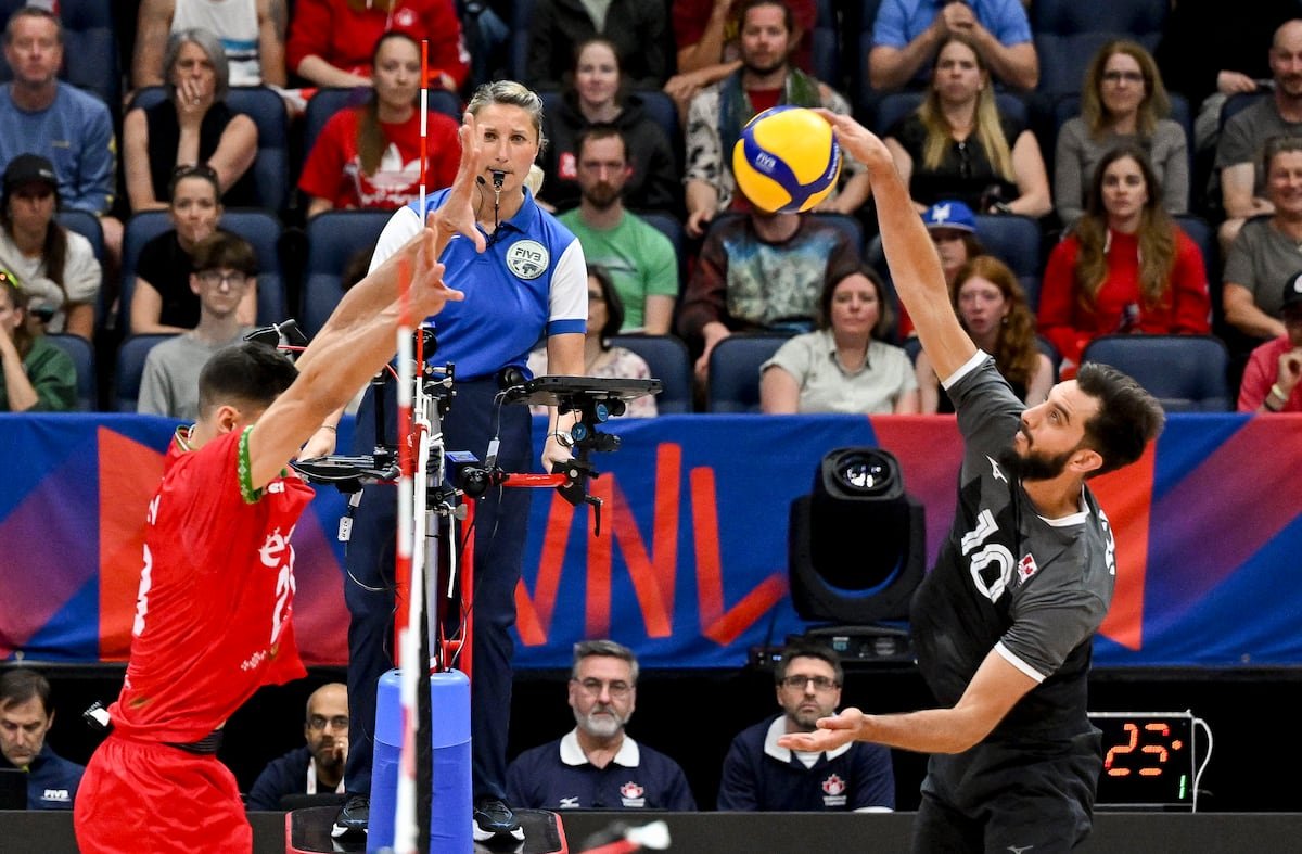 Ryan Joseph Sclater y va d'un smash face à la Bulgarie.