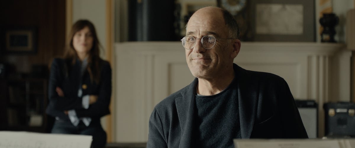 Le compositeur Charlie Beaumont, interprété par Frédéric Pierrot, entretient des doutes sur la partition qu'il a composé il y a un quart de siècle.