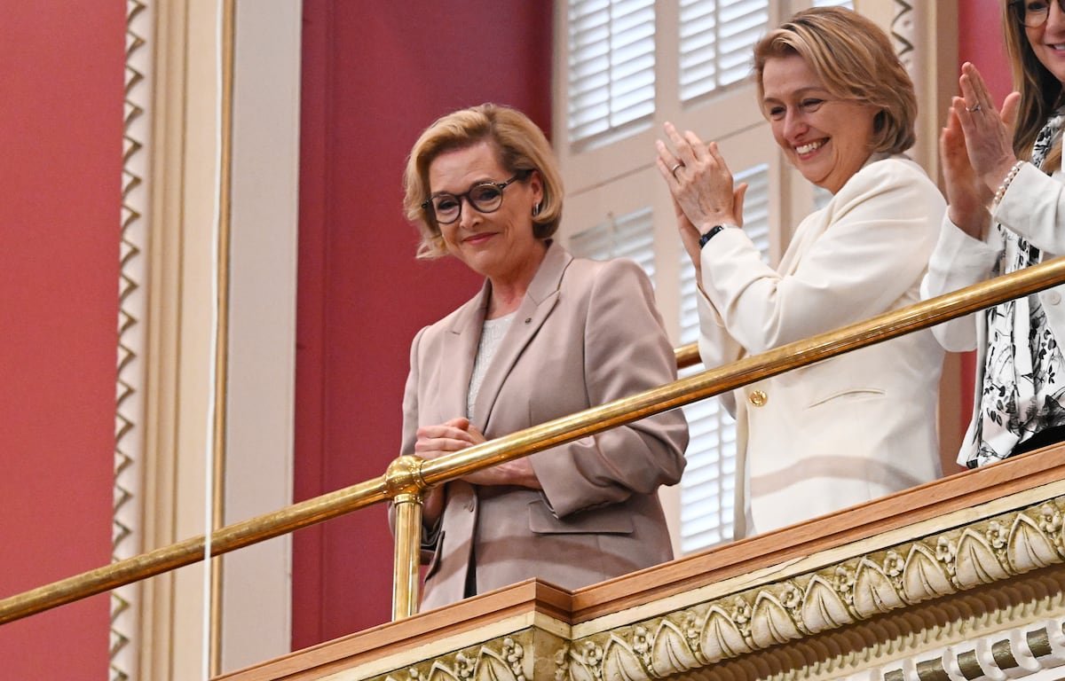 Sophie Thibault, avec sa conjointe Dominique Poirier, alors qu'elle était honorée à l'Assemblée nationale le mois dernier.