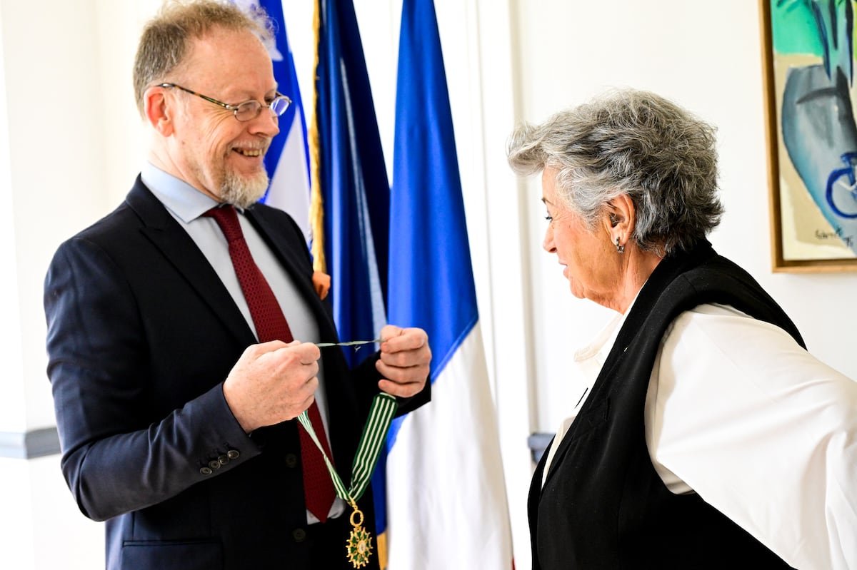 Éric Lamouroux, consul général de la France à Québec, remet la médaille de Commandeur de l'ordre des arts et des lettres à Ginette Reno.