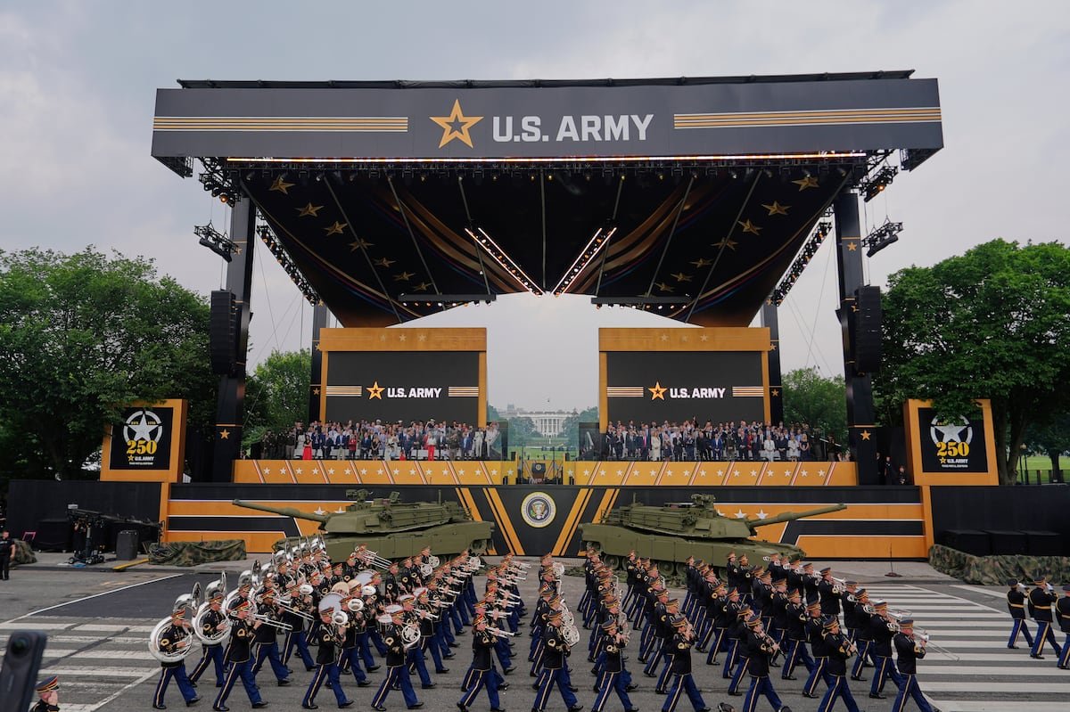 Le président Donald Trump assiste à un défilé militaire commémorant le 250e anniversaire de l'armée, coïncidant avec son 79e anniversaire, le samedi 14 juin 2025, à Washington.