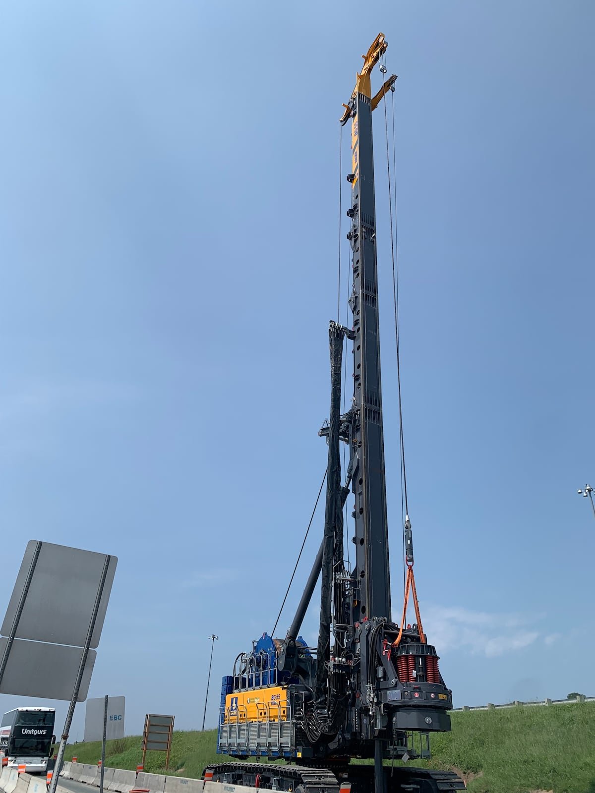 L'imposant machine de forage de Bauer Foundations Canada.