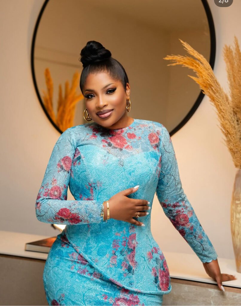 Venus Ndour rayonne en bleu et rouge pour la fête de Tabaski