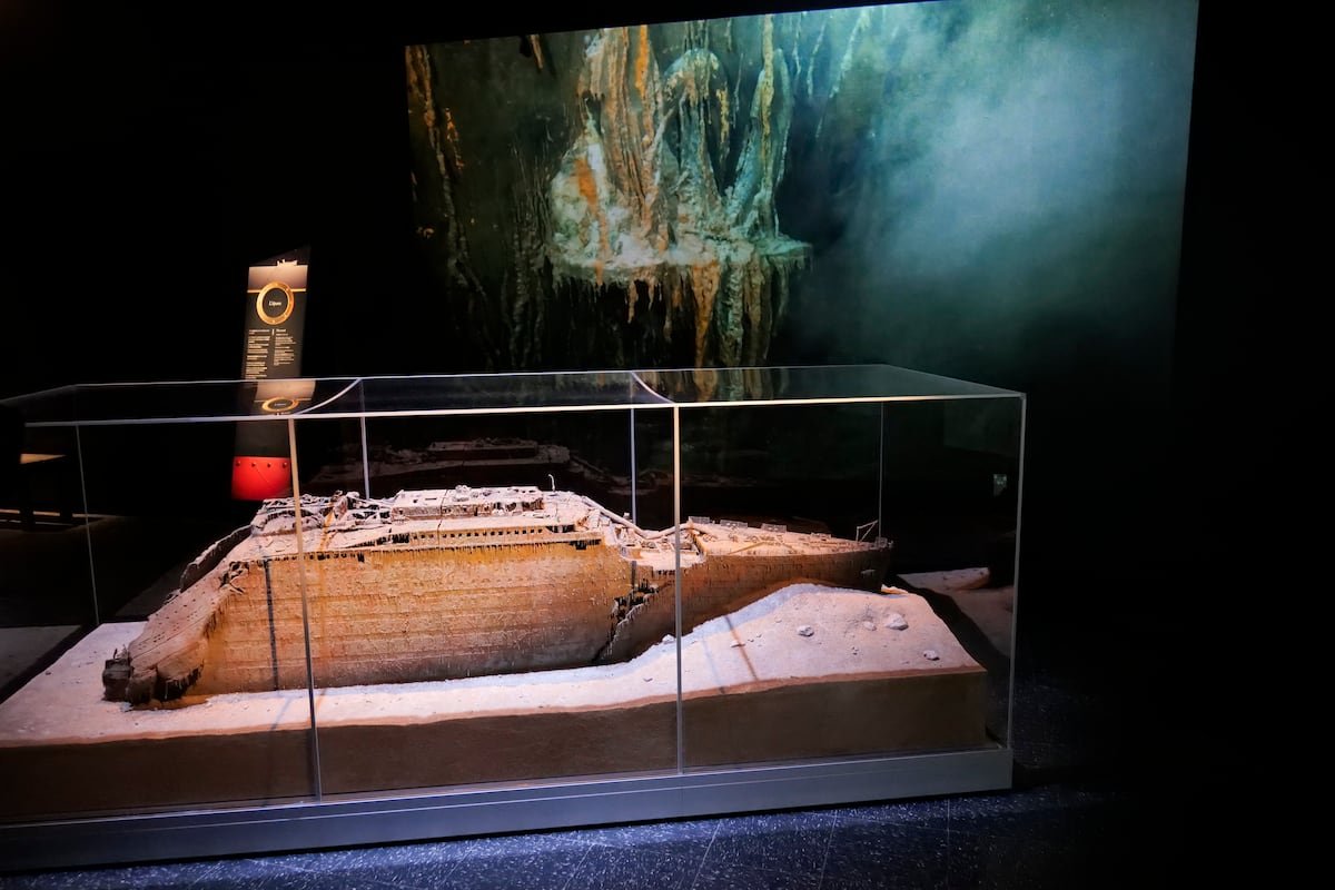 Une maquette illustre l'épave du <i>Titanic</i>, gisant au fond de l'océan.