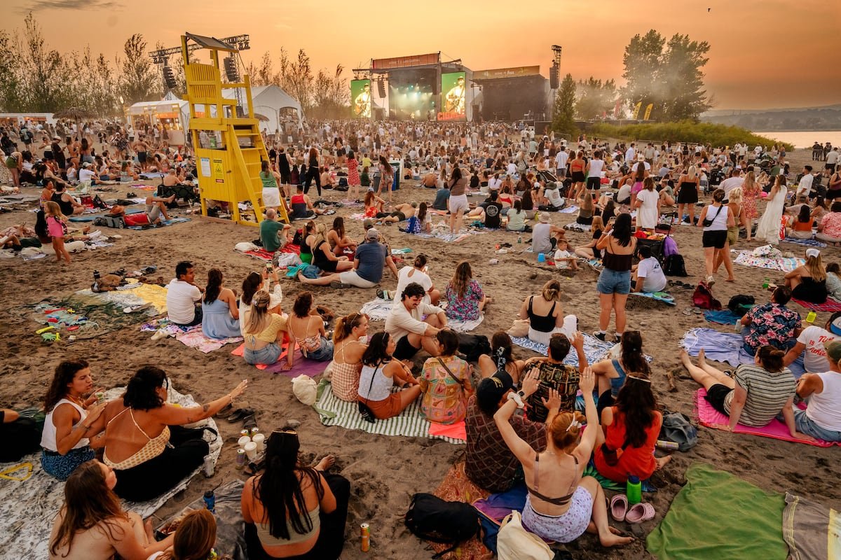 Véritable party de plage aux allures californiennes, le festival a démontré que Québec peut marier à merveille paysage, culture et célébrations.