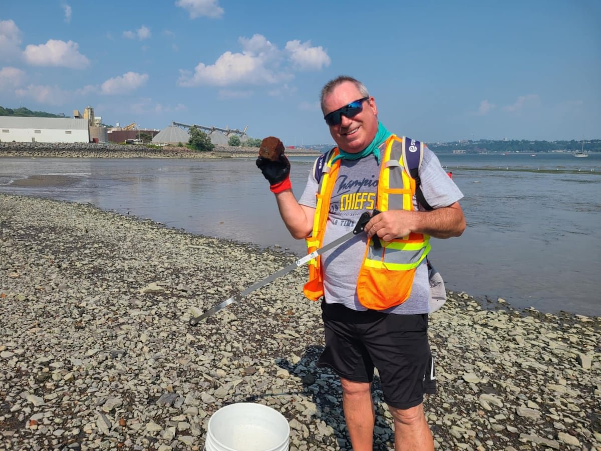 Bob le Gaspésien ramasse des déchets sur une base quotidienne depuis environ 30 ans.