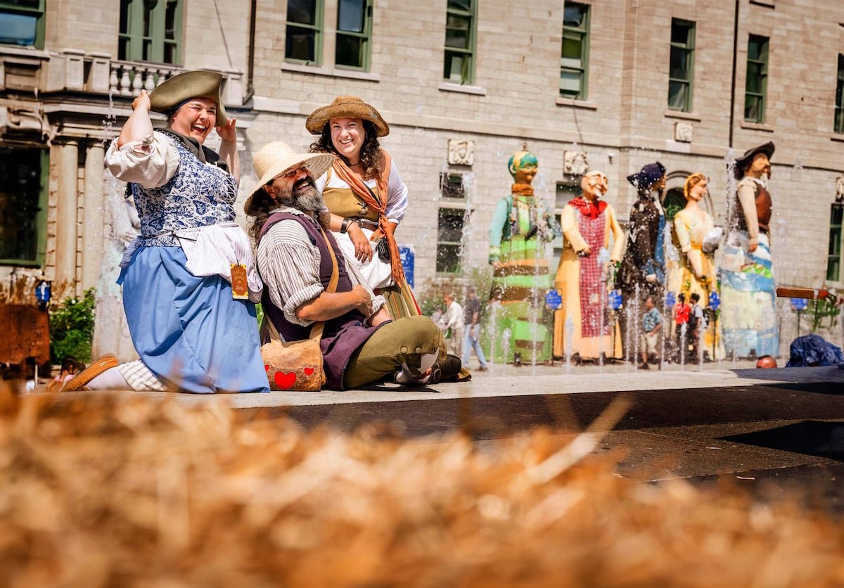 Dans leurs vêtements en coton adaptés à la vraie vie, les comédiens des Fêtes de la Nouvelle-France n'ont pas plus chaud que les visiteurs, assurent-ils.