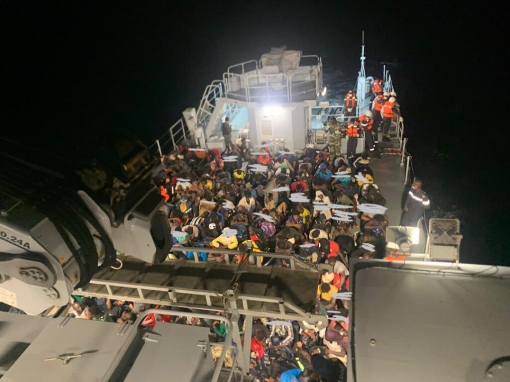 Émigration irrégulière : La Marine nationale intercepte une pirogue avec 282 migrants au large de Dakar