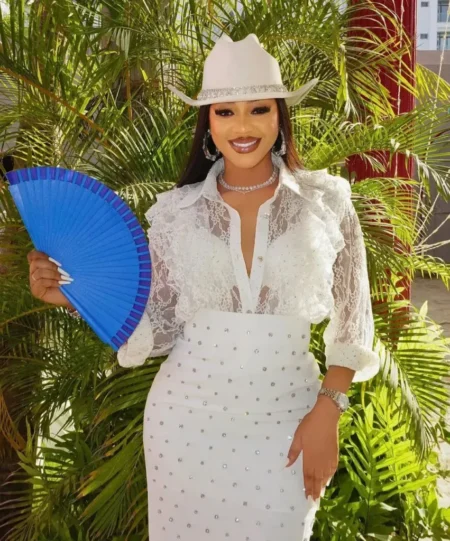 Clara s’affiche dans une tenue entièrement blanche pour sa nouvelle sortie (Photo)
