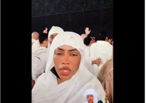 Depuis La Mecque, Sokhna Aïda Saliou prie pour Diomaye, Sonko et le Sénégal (Vidéo)