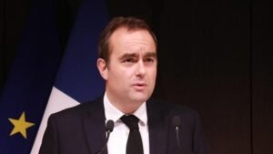 Le gouvernement saisit le Conseil d’État, Macron parle d’un « décalage d’une échéance »