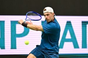 Shapovalov poursuit sa route au tournoi en salle de Bâle