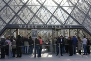 Trois jours après un braquage, le Louvre rouvre ses portes
