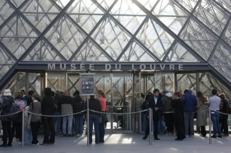 Trois jours après un braquage, le Louvre rouvre ses portes