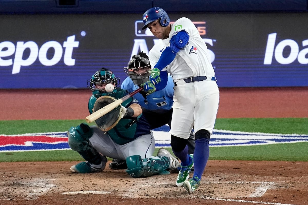 George Springer, des Blue Jays de Toronto, frappe un coup de circuit de trois points contre les Mariners de Seattle lors de la septième manche du septième match de la série de championnat de la Ligue américaine de baseball, le lundi 20 octobre 2025, à Toronto.