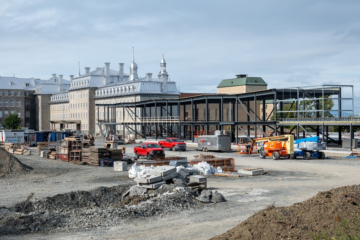 Le complexe multisport Desjardins du Collège de Lévis lors de sa construction. 