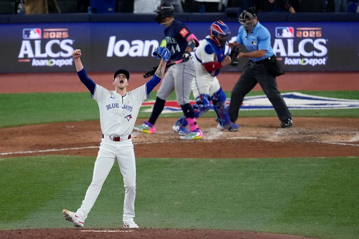 Le lanceur des Blue Jays de Toronto, Jeff Hoffman, célèbre après le dernier retrait de la neuvième manche du septième match de la série de championnat de la Ligue américaine de baseball contre les Mariners de Seattle, le lundi 20 octobre 2025, à Toronto.