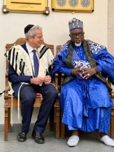 Quand la foi unit les peuples : le Khalife de Bambilor à la synagogue de Seine-Saint-Denis
