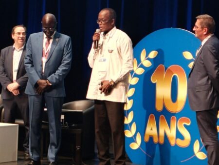 Le Professeur Boucar Diouf reçoit la Médaille Belding Schribner pour son rôle pionnier en Néphrologie Africaine